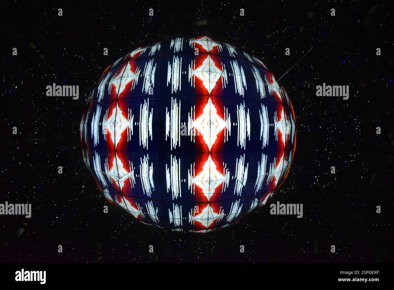 Abstraktes Licht, Kaleidoskop, geometrische Reflexion, kosmische Kunst, futuristische Kugel, Kugel, Kugel mit Kaleidoskop-Effekt erzeugt eine Illusion. Stockfoto