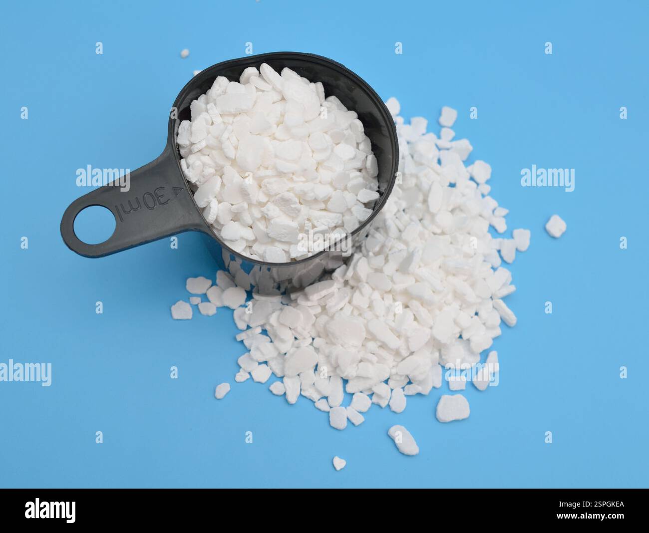 Calciumchlorid auf blauem Hintergrund. Stockfoto Calciumchlorid auf blauem Hintergrund. Stockfoto