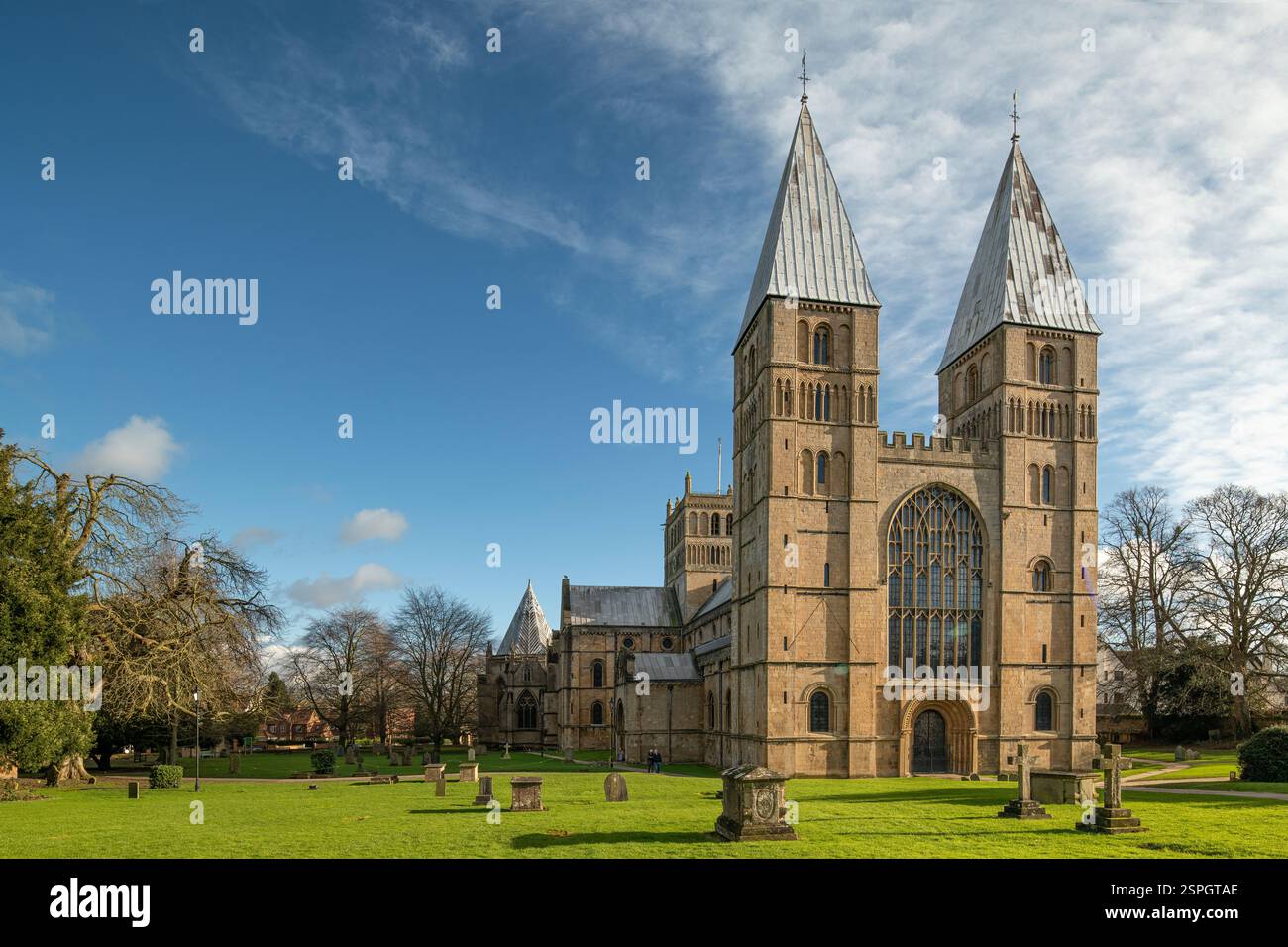 Southwell Cathedral vom Old Cemetery aus gesehen. Stockfoto