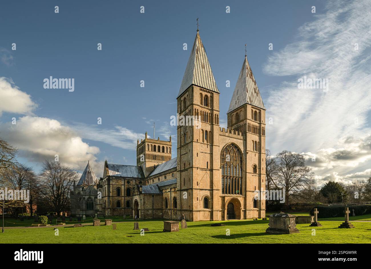 Southwell Cathedral vom Old Cemetery aus gesehen. Stockfoto