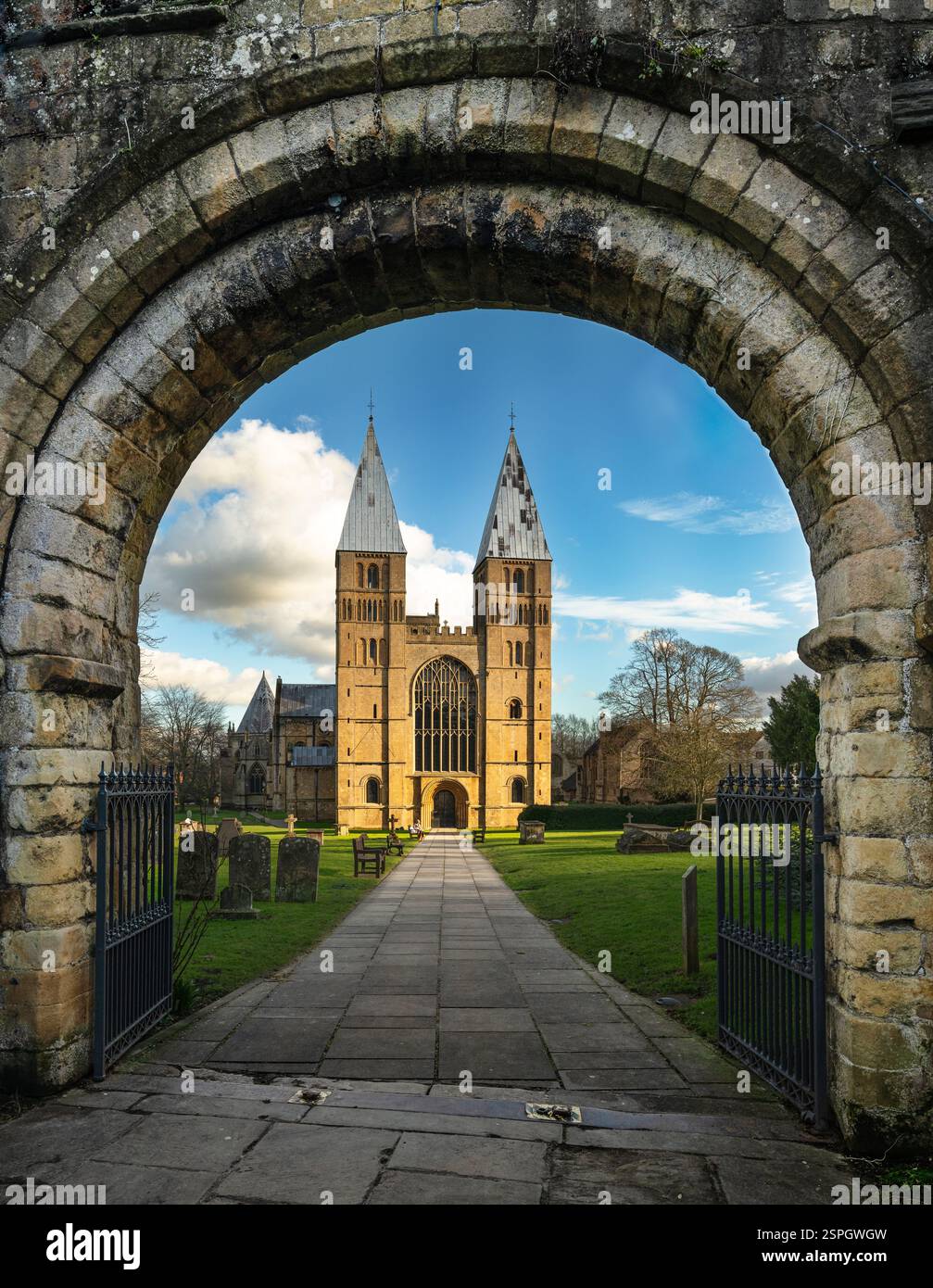 Southwell Cathedral vom Old Cemetery aus gesehen. Stockfoto