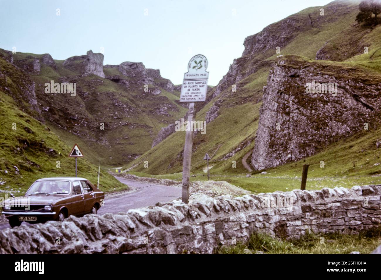 Winnats Pass (oder Winnats), ein Bergpass und eine Kalksteinschlucht im Peak District von Derbyshire, England, Großbritannien. Hillman Avenger-Auto, das im September 1978 durch den Pass fährt, mit Schild Stockfoto