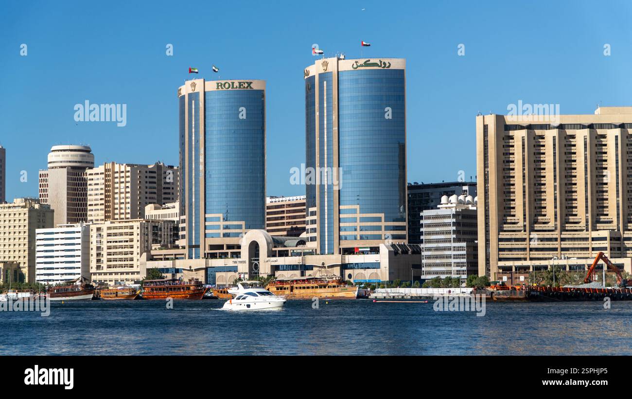 Dubai, Vereinigte Arabische Emirate - 13. November 2024: Rolex Twin Towers in Dubai Creek mit atemberaubender moderner Architektur, Teil von Dubais berühmtem Skyline-Ausblick Stockfoto