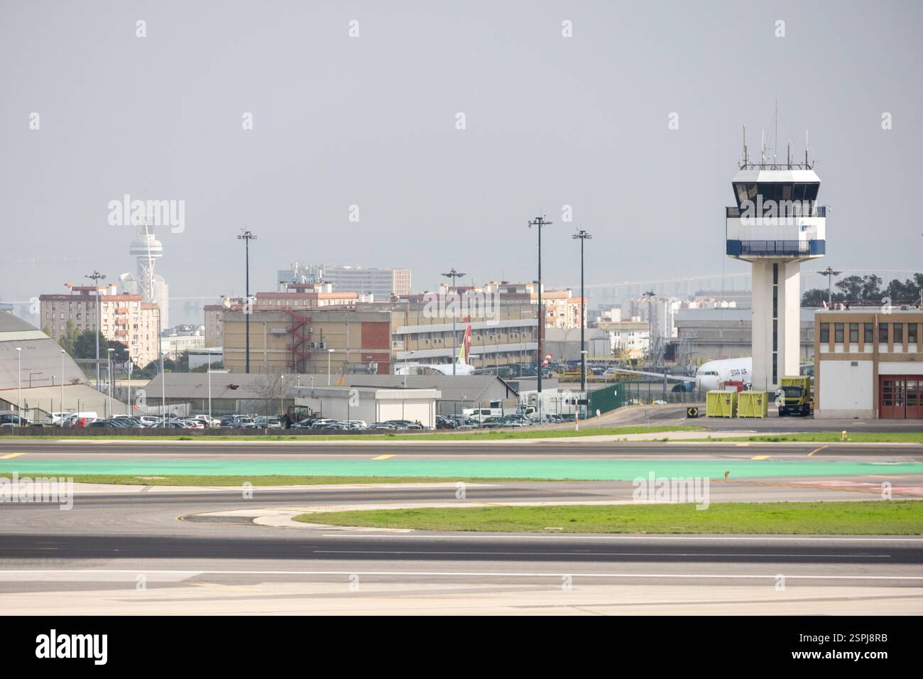 Lissabon humberto delgado Flughafen mit Kontrollturm, der den Flugverkehr verwaltet und das Flugzeug im Hintergrund geparkt Stockfoto