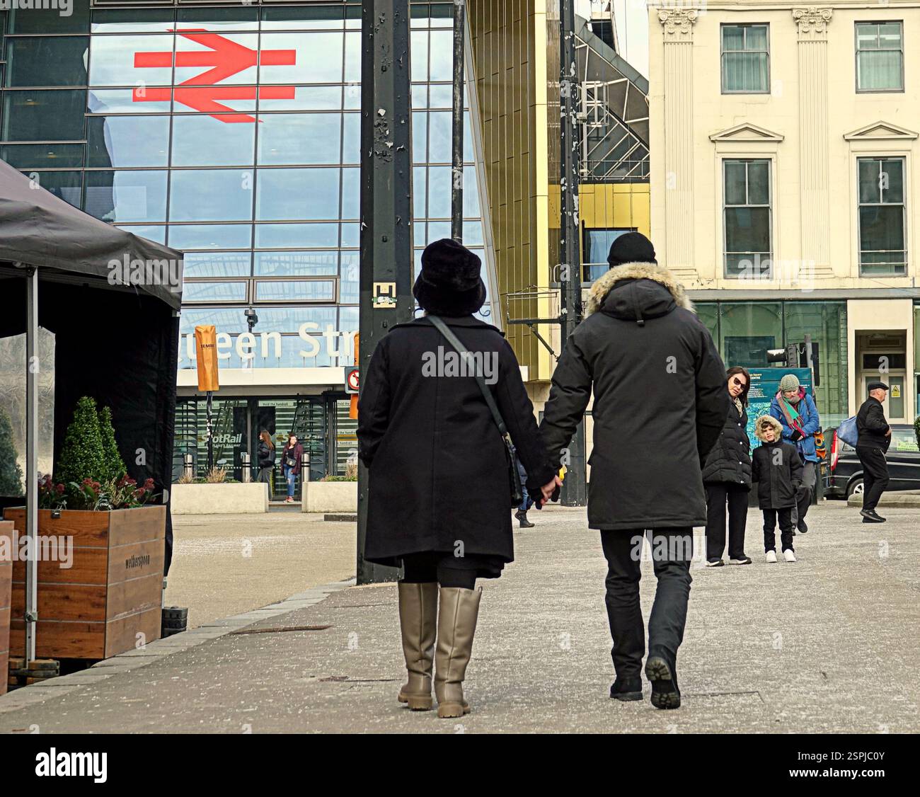 Glasgow, Schottland, Großbritannien. Februar 2025. Wetter in Großbritannien: Sonniger Frühlingstag und kalt für Valentinstag in der Stadt als die ersten Zeichen appear.in das Zentrum der Stadt, während Einheimische und Touristen auf die Straßen gehen. Credit Gerard Ferry/Alamy Live News Stockfoto