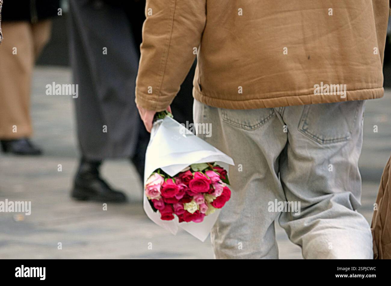 Glasgow, Schottland, Großbritannien. Februar 2025. Wetter in Großbritannien: Sonniger Frühlingstag und kalt für Valentinstag in der Stadt als die ersten Zeichen appear.in das Zentrum der Stadt, während Einheimische und Touristen auf die Straßen gehen. Credit Gerard Ferry/Alamy Live News Stockfoto