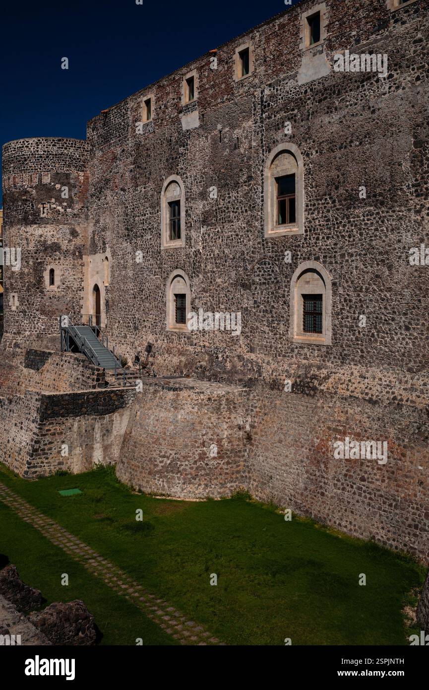 Castello Ursino (Bärenburg) wurde im 13. Jahrhundert von Kaiser Friedrich II. In Catania (Sizilien) erbaut und ist noch heute eine beeindruckende rechteckige Festung mit runden Türmen an den Ecken, die auf sich verjüngenden Fundamenten ruhen. Im 17. Jahrhundert füllte sich der Graben mit Lava aus einer Eruption des nahegelegenen Ätna-Vulkans. Stockfoto