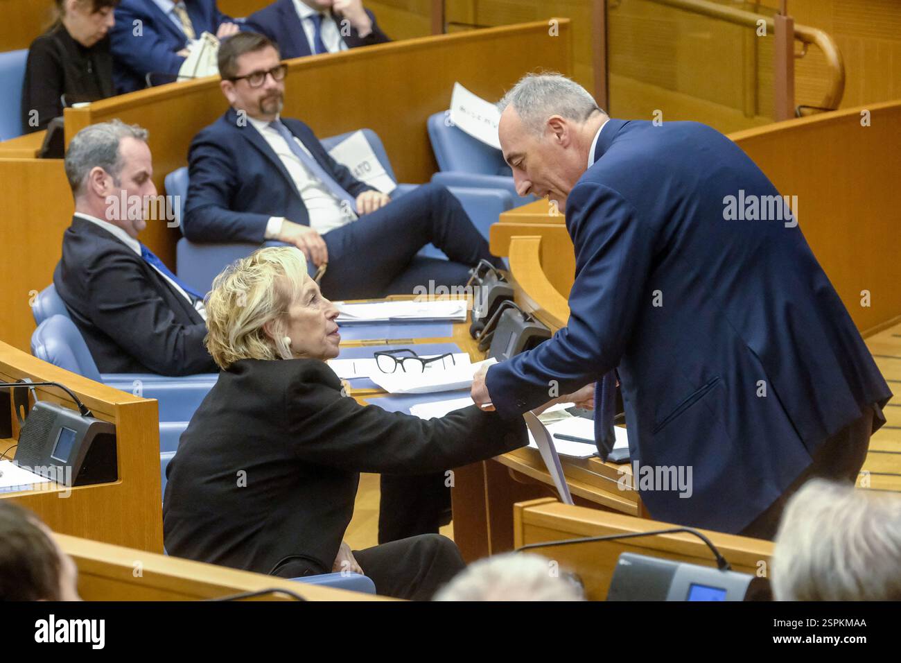 Letizia Moratti, presidente della Consulta FI Ed eurodeputata, Giulio Gallera, presidente commissione Speciale PNRR Regione Lombardia, in Occasione dell'Assemblea nazionale degli eletti azzurri negli enti locali, FI &#x201c;Pi&#xf9; forza ai territori&#x201d;. Camera dei Deputati a Roma, Venerd&#xec; 14. Februar 2025 (Foto Mauro Scrobogna/LaPresse) Letizia Moratti, Präsidentin des FI Consulta und MdEP, Giulio Gallera, Präsident der Sonderkommission PNRR Region Lombardei anlässlich der Nationalversammlung der gewählten Vertreter der Blauen Partei in den lokalen Behörden Stockfoto