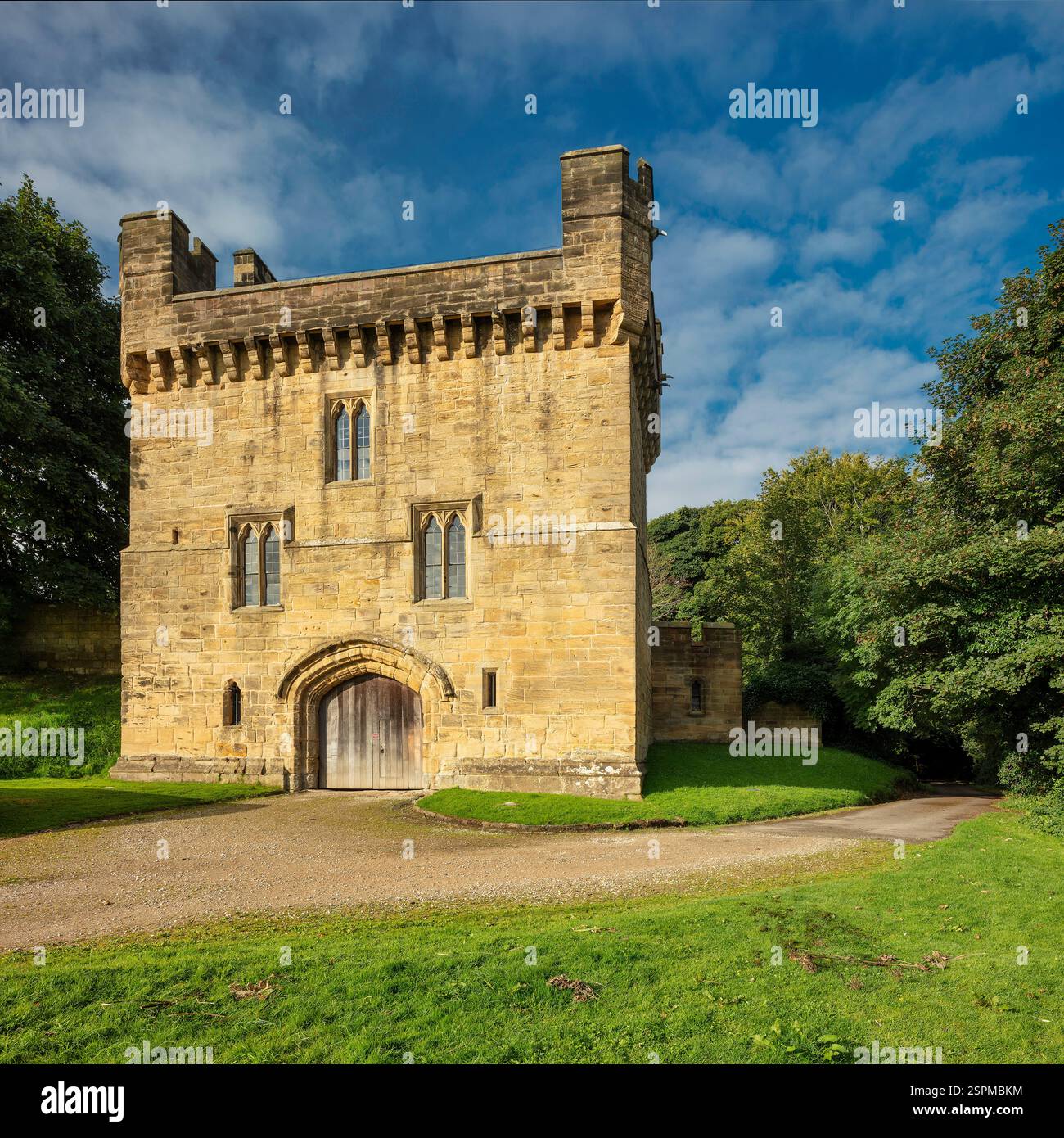 Blick am frühen Morgen auf das Schloss Morpeth in Morpeth, Northumberland an einem sonnigen Sommermorgen Stockfoto