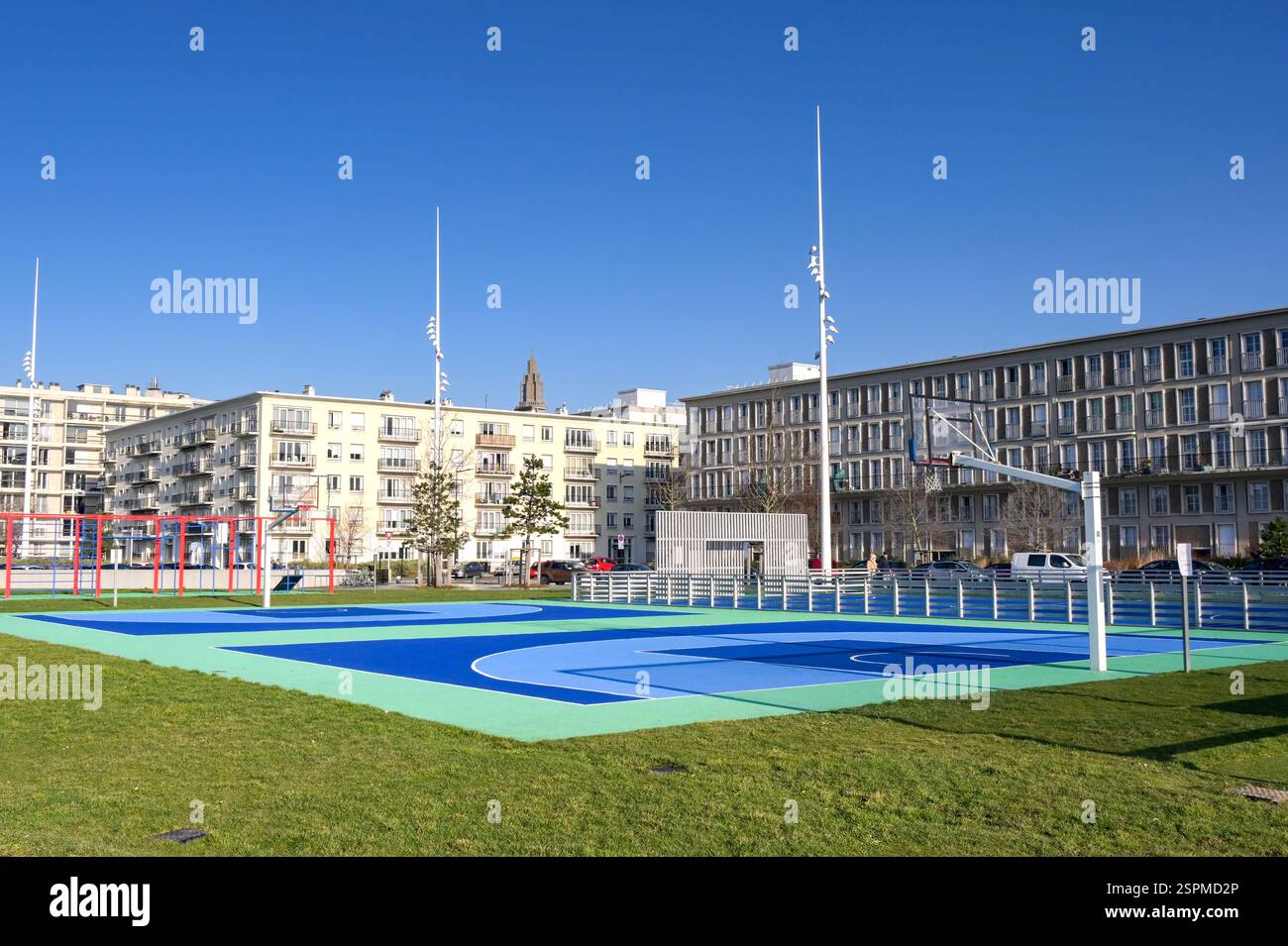 Le Havre, Frankreich - 16. Januar 2025: Basketballfeld in einem Park in der Nähe der Promenade von Le Havre Stockfoto