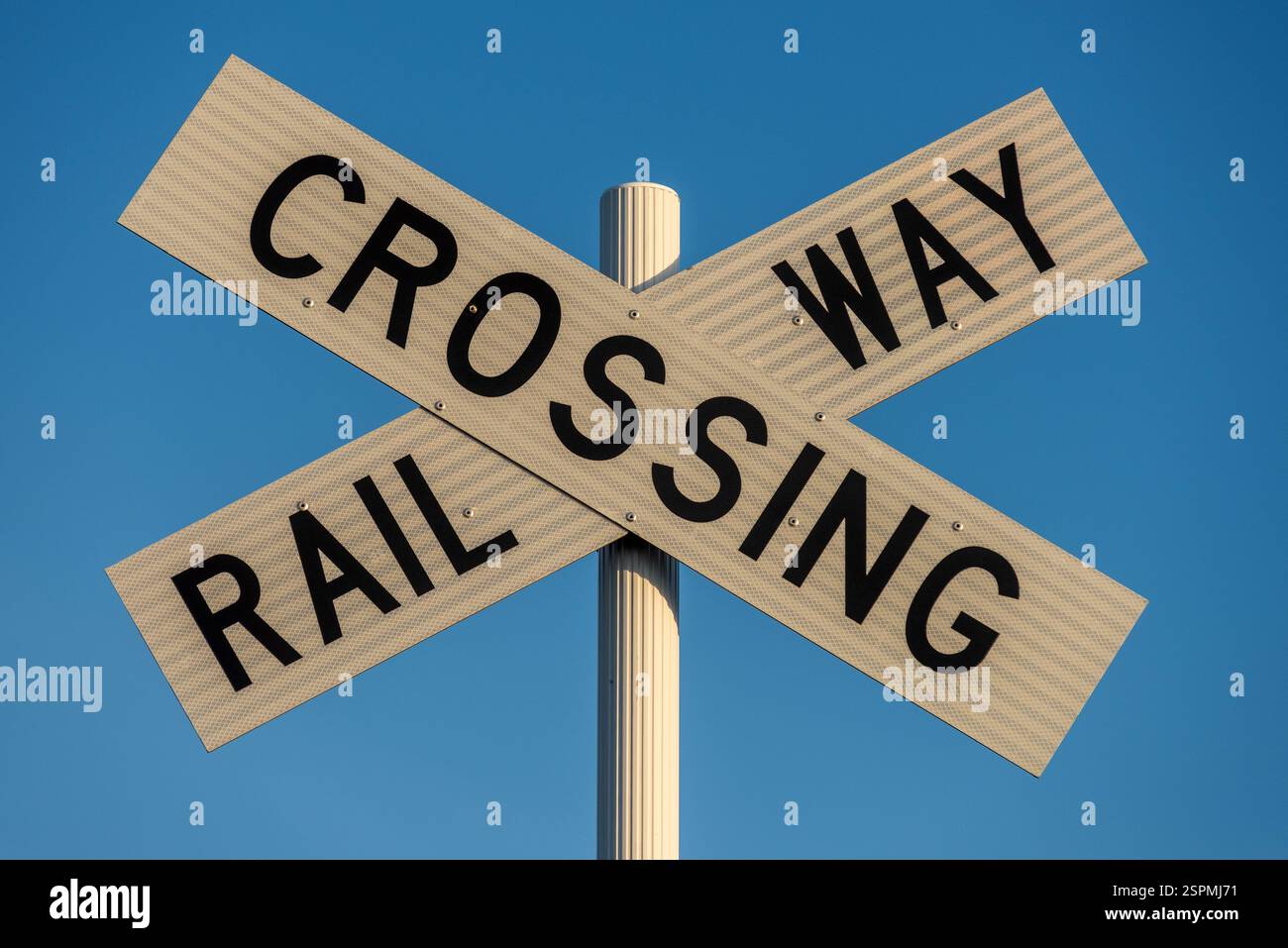 Hokitika, 24. Januar 2025: Bahnübergangsschild Stockfoto