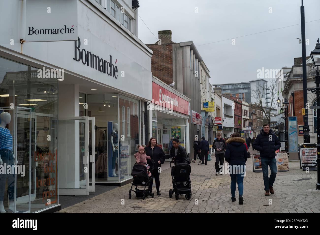 Poole High Street in Dorset, da die High Street in diesem Monat aufgrund von Rachel Reeves Geschäftssteuer- und NI-Erhöhungen von Mitarbeitern von Ladenschließungen betroffen ist. Stockfoto