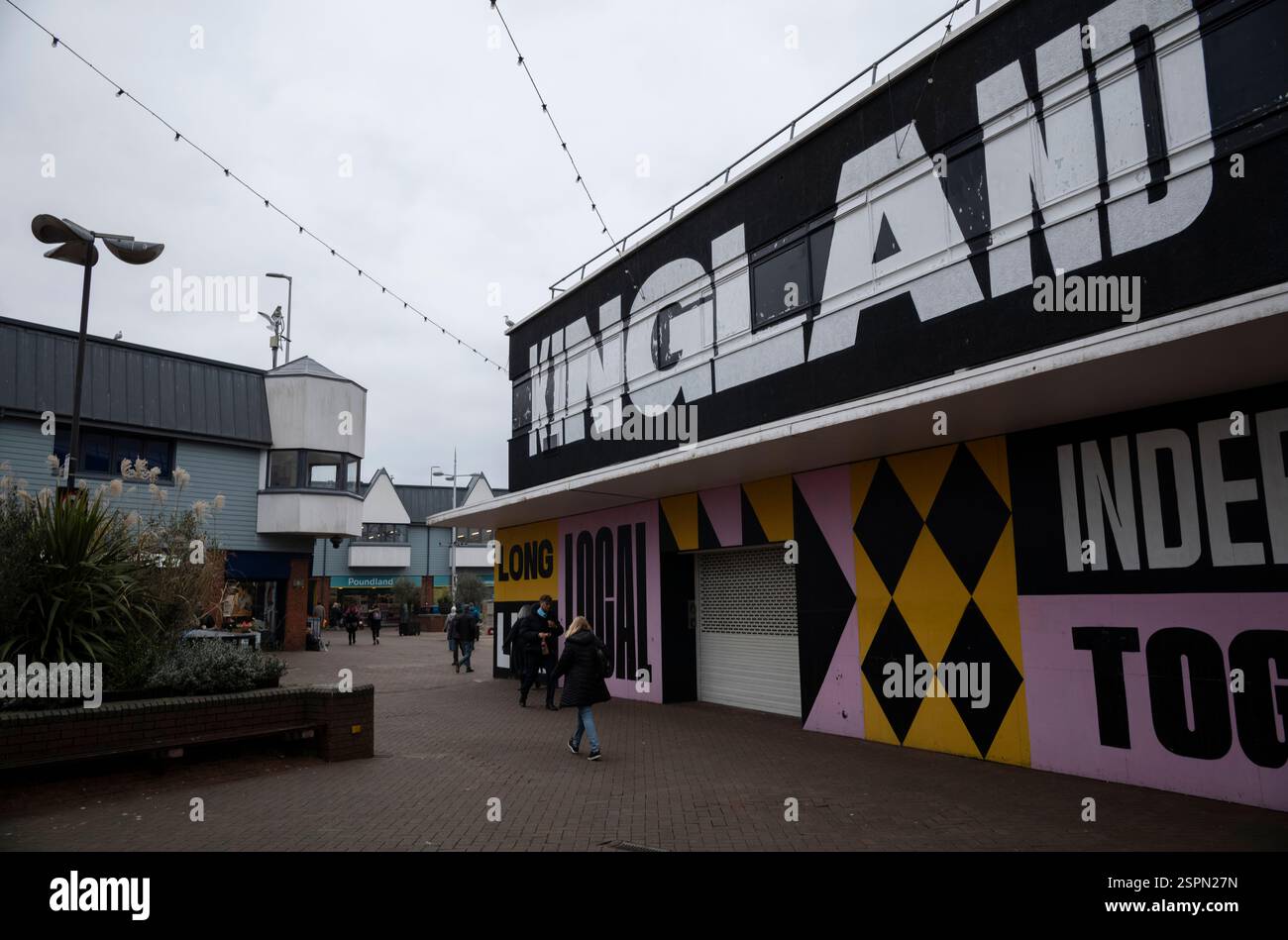 Poole High Street in Dorset, da die High Street in diesem Monat aufgrund von Rachel Reeves Geschäftssteuer- und NI-Erhöhungen von Mitarbeitern von Ladenschließungen betroffen ist. Stockfoto