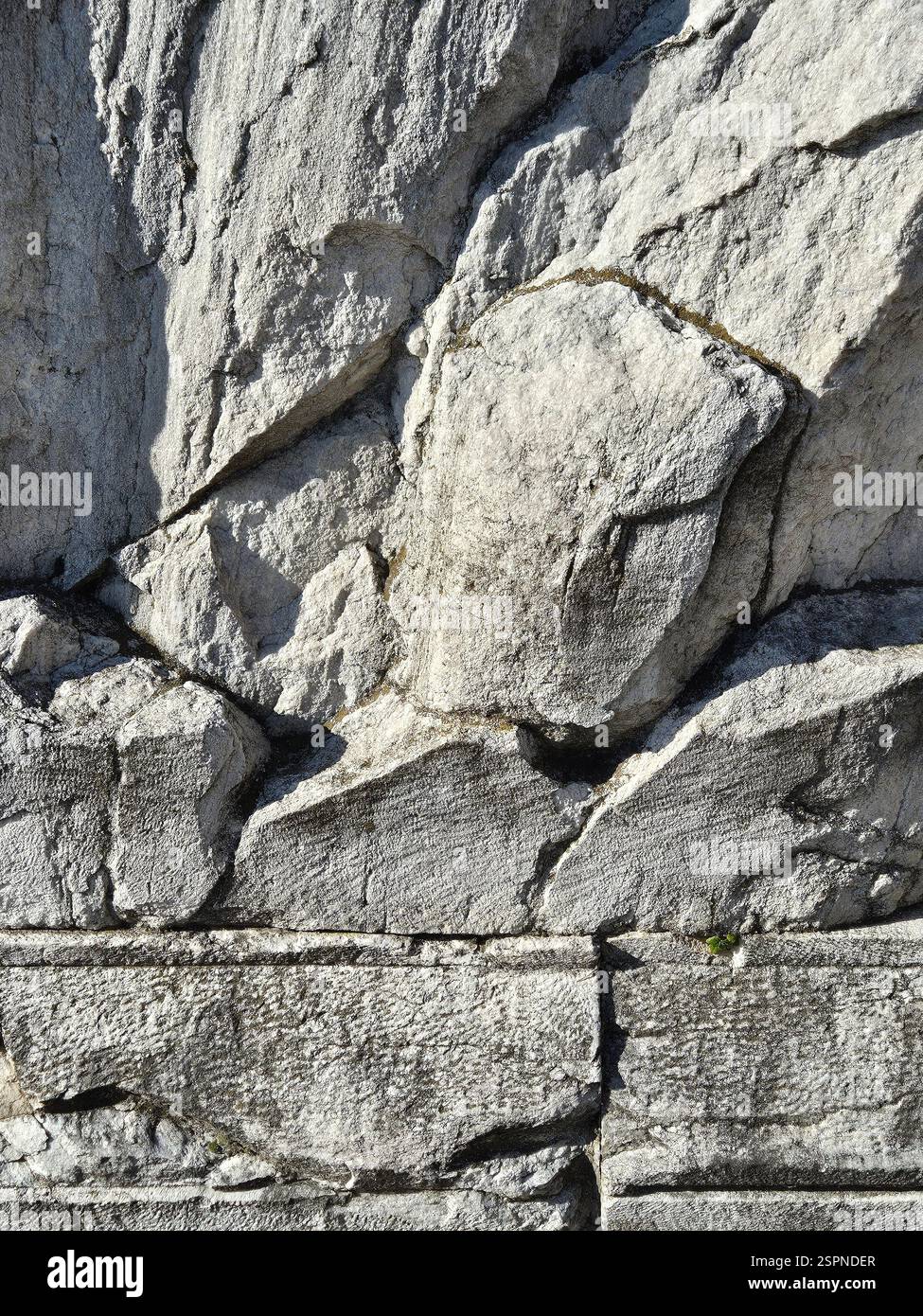 Eine Mauer aus mächtigem Stein - Smartphone-aufgenommenes Stockfoto