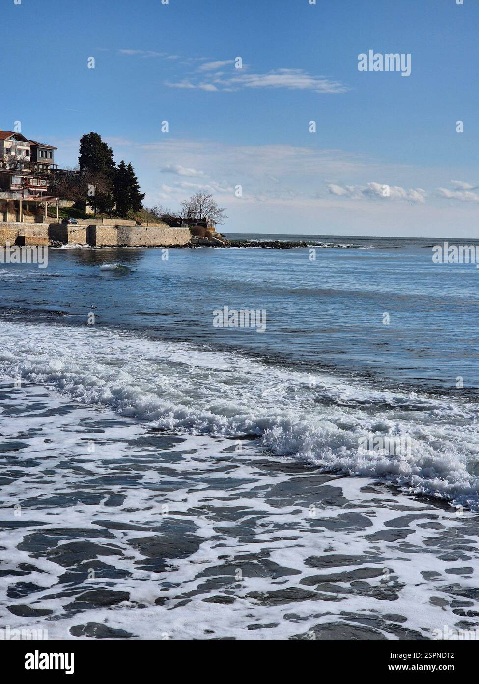 Wunderschöne Küste. Wellen mit Schaum Stockfoto