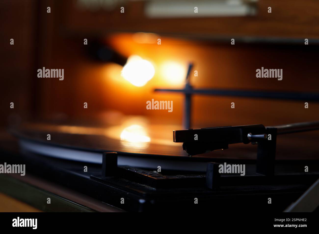 Creative Shot-Plattenspieler, der Vinyl spielt. Stockfoto
