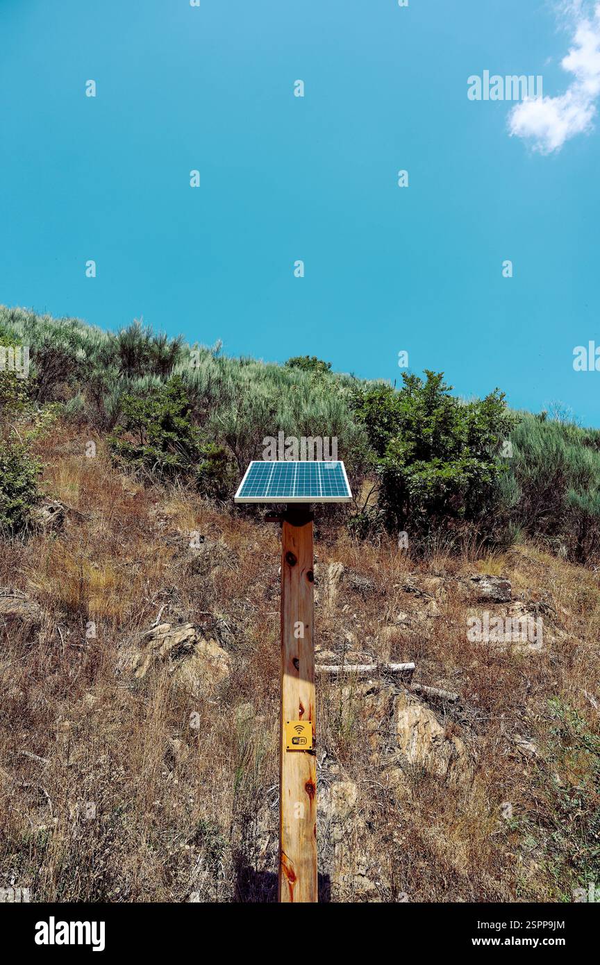 Holzsteg am Passadicos do Mondego mit solarbetriebenem Lichtpfosten inmitten der zerklüfteten Berglandschaft. Stockfoto