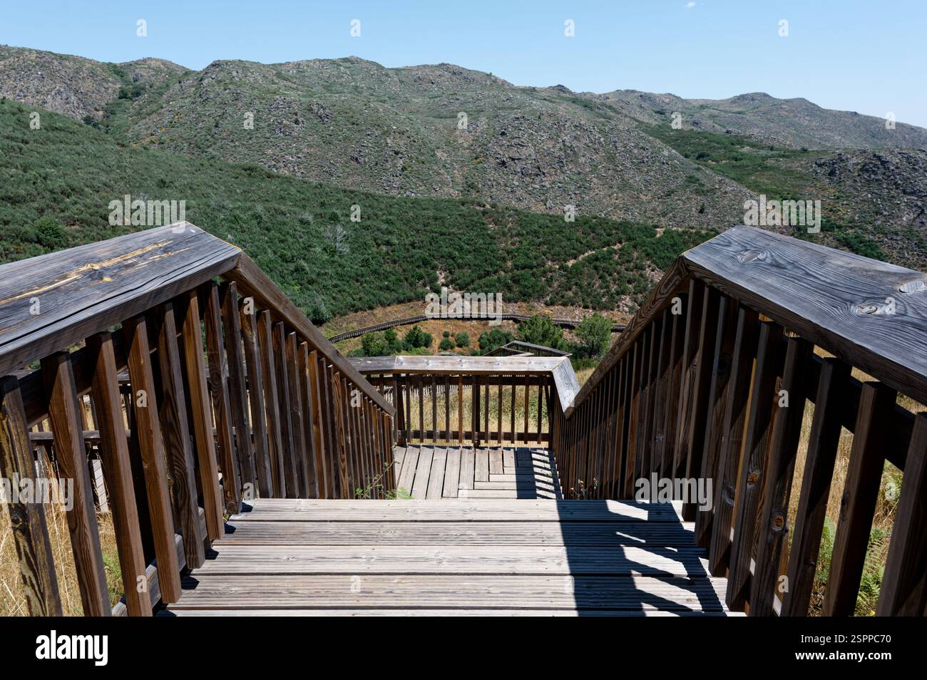 Malerische Holztreppe entlang der Mondego-Wege, zerklüftete Berge und üppige Täler im Zentrum Portugals. Stockfoto