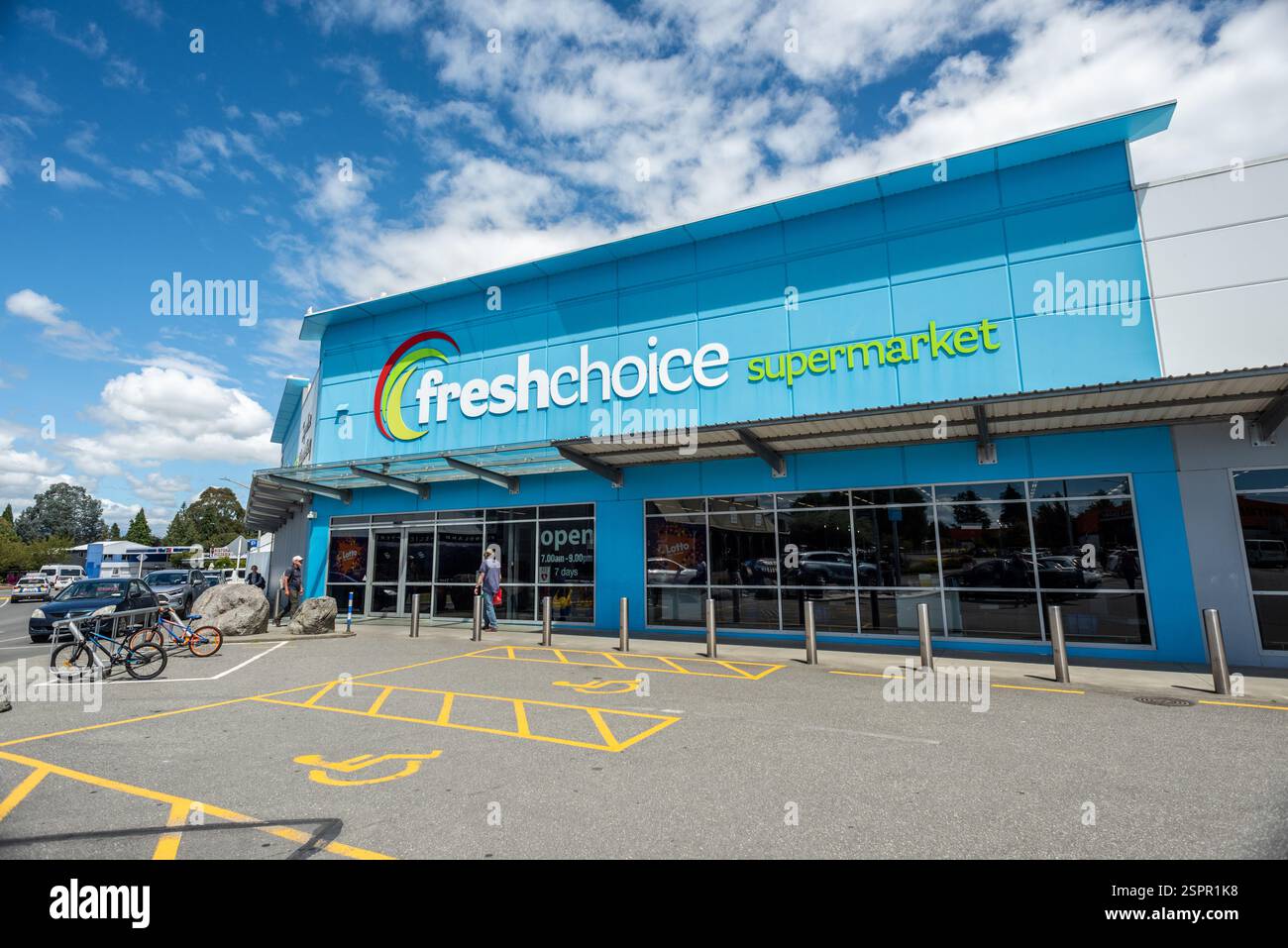 TE Anau, 30. Januar 2025: Frischer Supermarkt im Stadtzentrum Stockfoto
