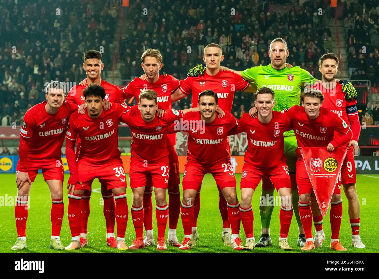 Enschede, Niederlande. Februar 2025. ENSCHEDE, Stadion Grolsch Veste, 13.02.2025, Saison 2024/2025, Europa League während des Spiels Twente - Bodo/Glimt, Start 11 des FC Twente Credit: Pro Shots/Alamy Live News Stockfoto