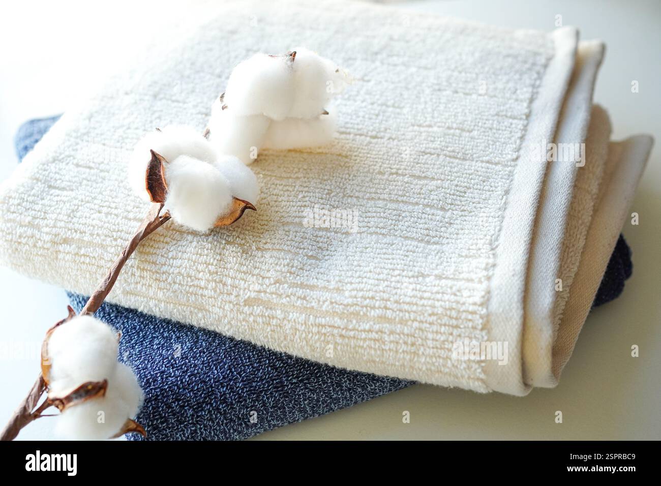 Ein Stapel flauschiger Handtücher auf weißem Hintergrund Stockfoto