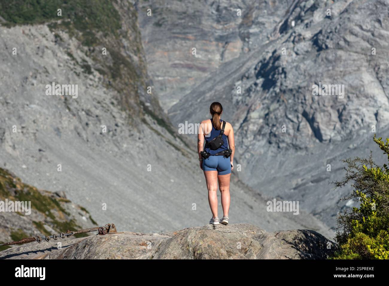 Mount Cook, 2. Februar 2025: Eine junge Frau mit Blick auf den Hooker Pass Stockfoto
