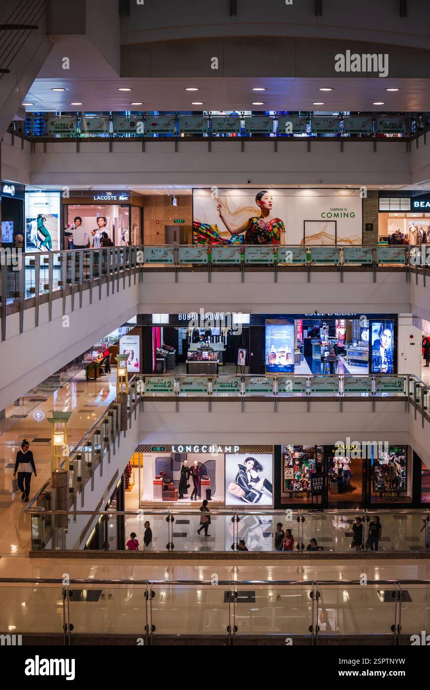 Shanghai, China - 24. September 2018: Blick auf das luxuriöse Einkaufszentrum Metro-City im Xujiahui-Viertel von Shanghai. Stockfoto