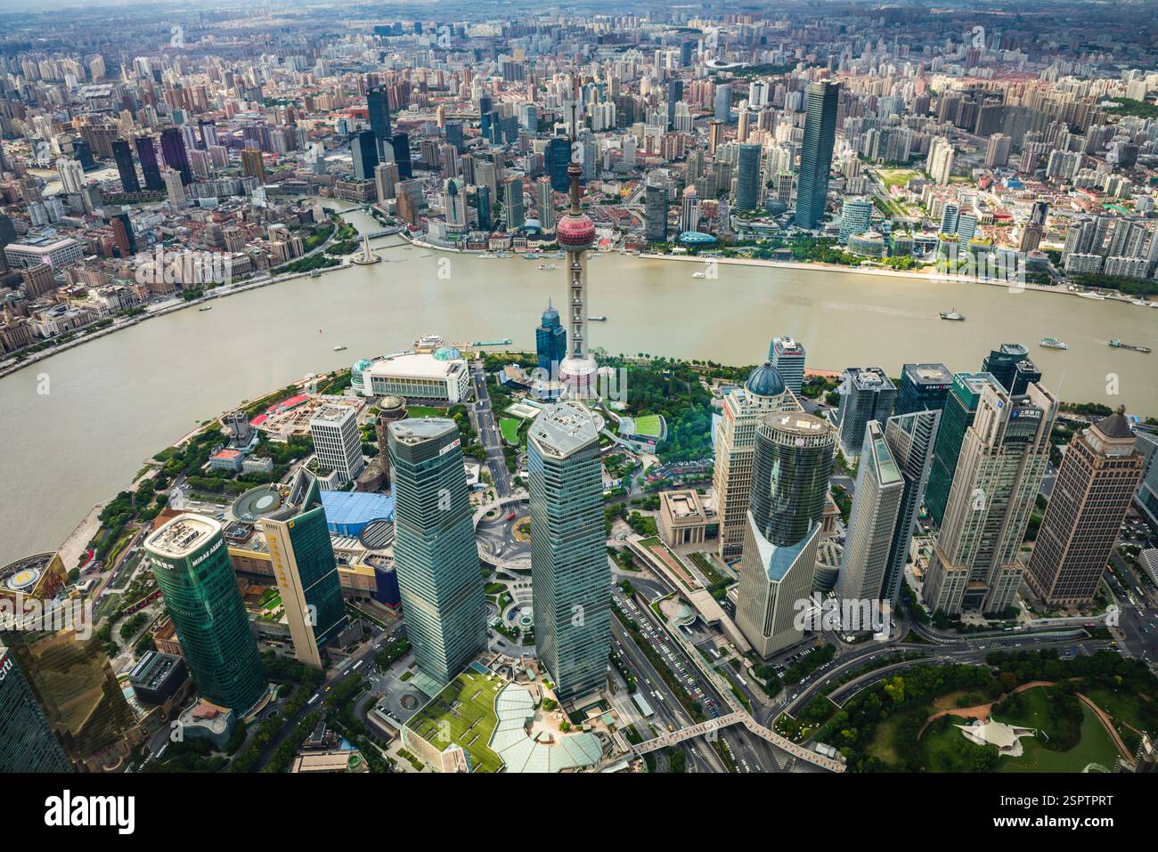 Shanghail Stadtlandschaft einschließlich Huangpu River und Oriental Pearl TV Tower aus der Vogelperspektive vom Shanghai Tower. Stockfoto