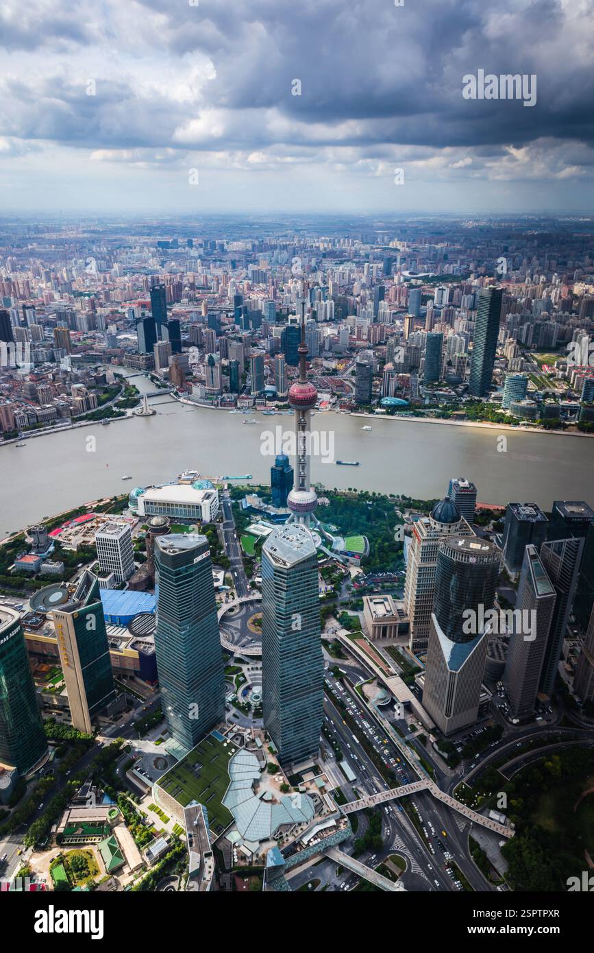 Shanghail Stadtlandschaft einschließlich Huangpu River und Oriental Pearl TV Tower aus der Vogelperspektive vom Shanghai Tower. Stockfoto