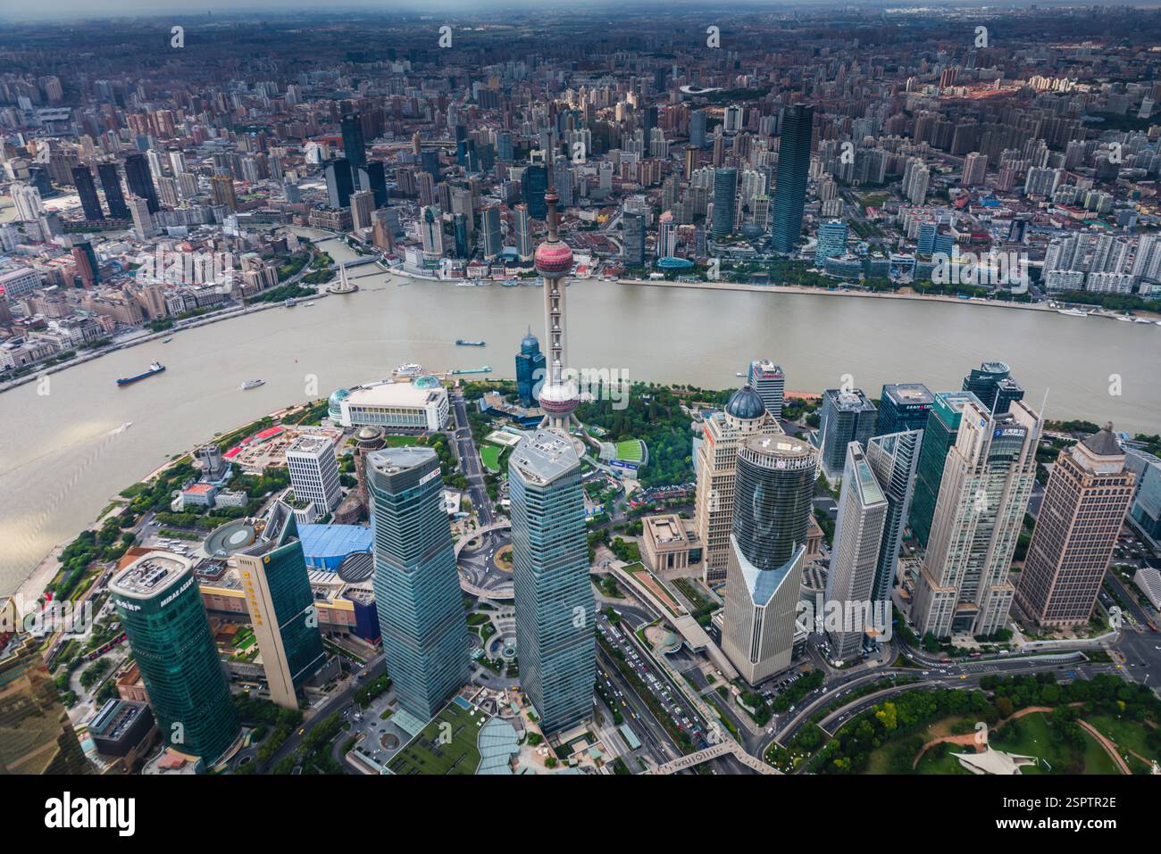 Shanghail Stadtlandschaft einschließlich Huangpu River und Oriental Pearl TV Tower aus der Vogelperspektive vom Shanghai Tower. Stockfoto