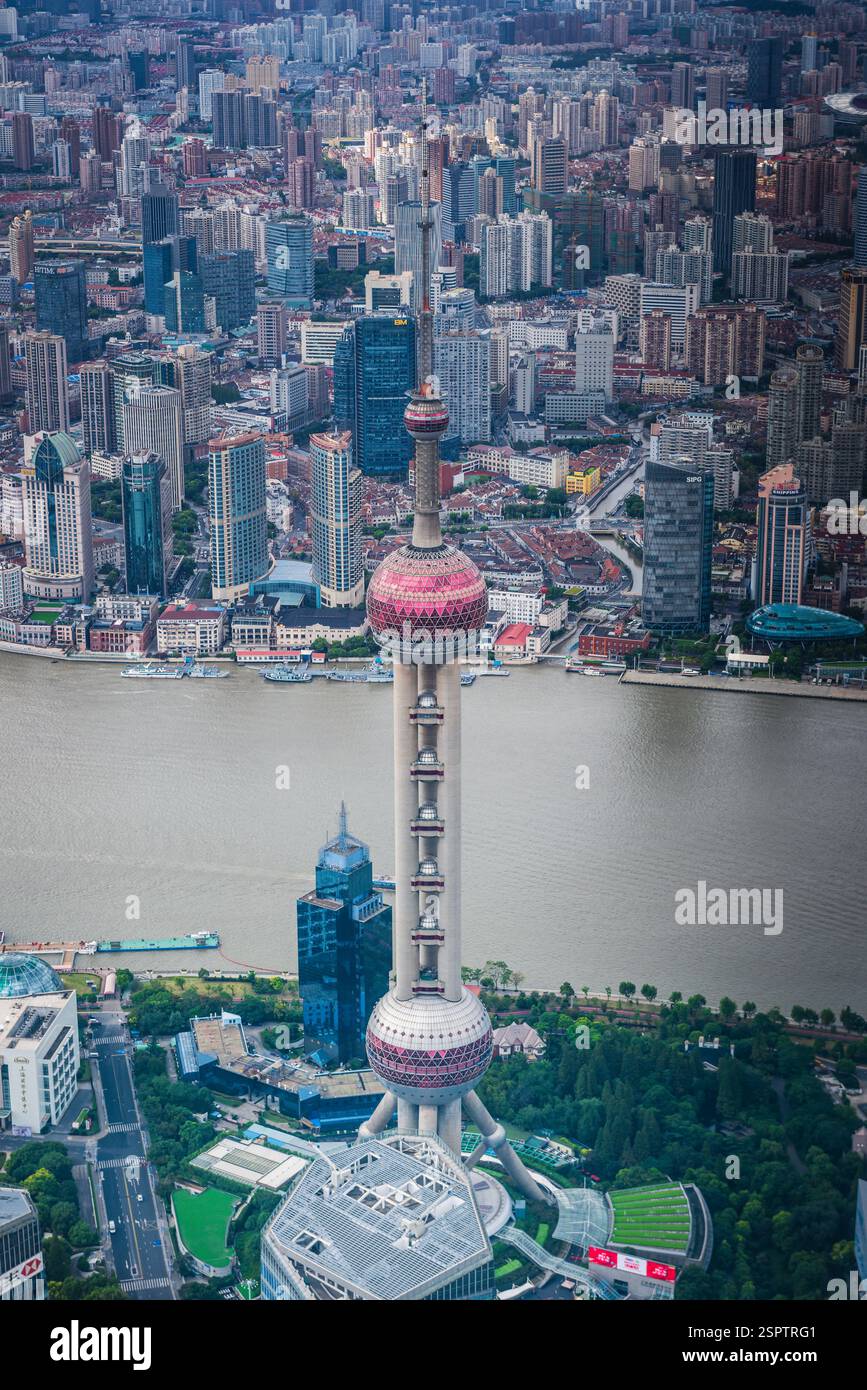 Shanghail Stadtlandschaft einschließlich Huangpu River und Oriental Pearl TV Tower aus der Vogelperspektive vom Shanghai Tower. Stockfoto
