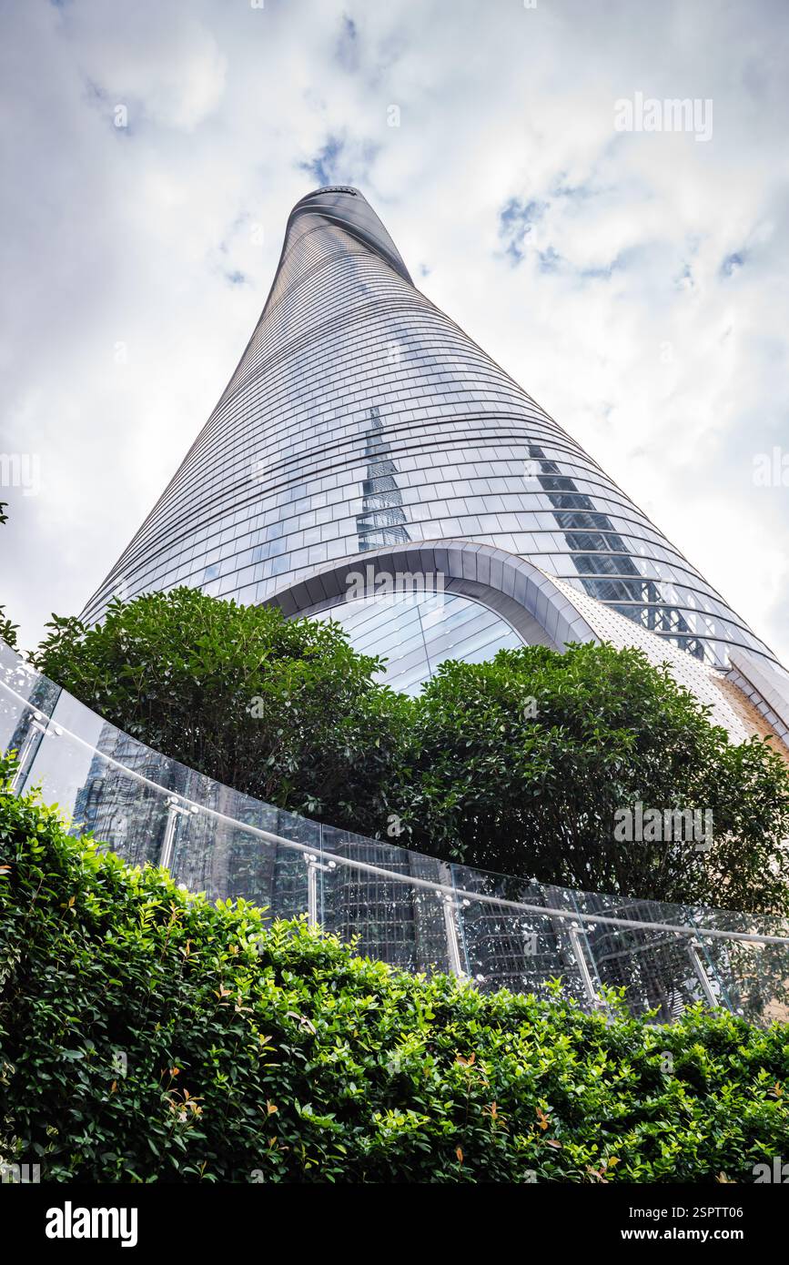 Shanghai, China - 25. September 2018: Außenansicht des Megatall-Wolkenkratzers Shanghai Tower von der Basis. Stockfoto