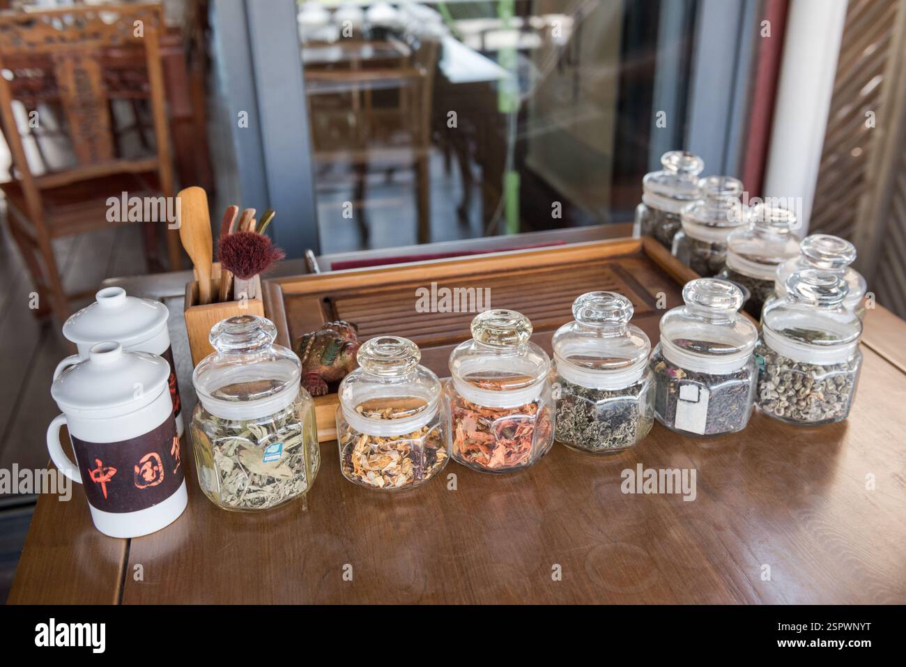 Sammlung von Tees in Gläsern für traditionelle chinesische Teezeremonie im historischen Yuyuan Basar District. Stockfoto