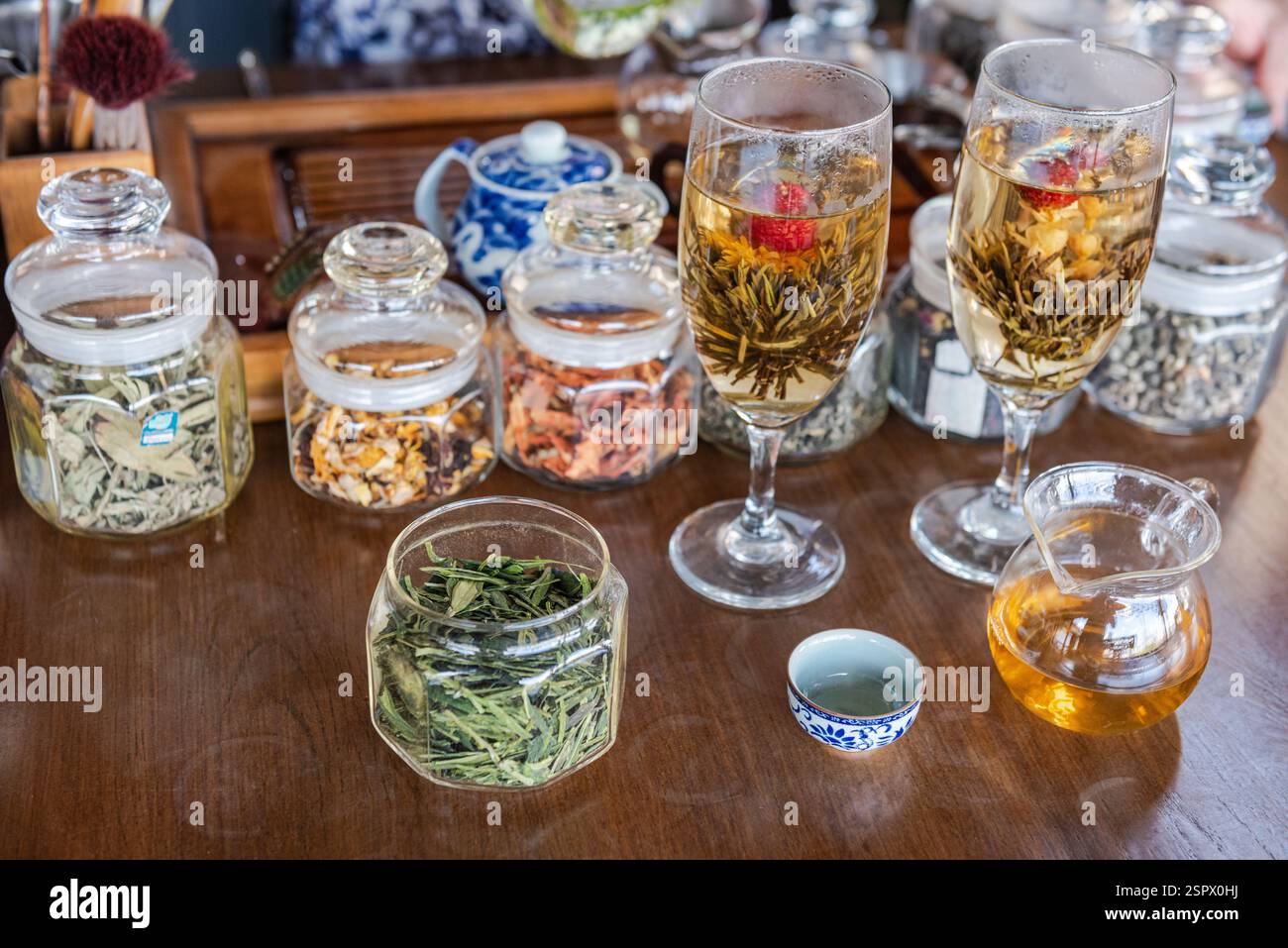 Sammlung von Tees in Gläsern und chinesischen Blumentees, die in Weingläsern blühen, die für die traditionelle chinesische Teezeremonie im historischen Yuyuan Basar dist eingerichtet wurden Stockfoto
