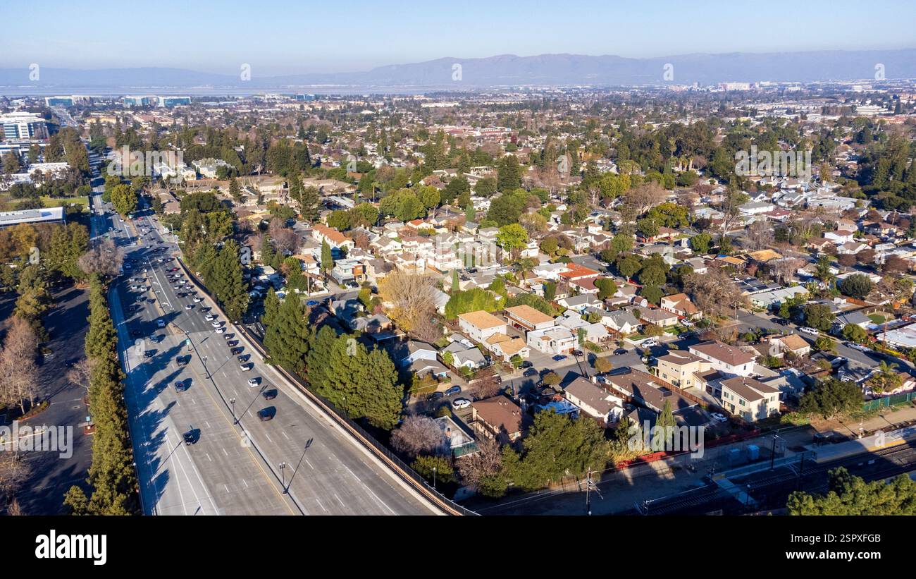 Luftaufnahme eines Vorstadtviertels in Sunnyvale, Kalifornien in der Nähe der S Mathilda Ave. Stockfoto