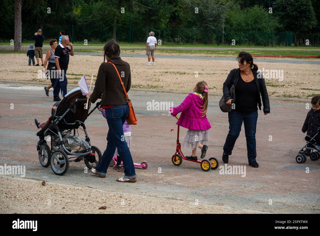 Paris, Frankreich, Gruppenmitglieder, Familien mit Kindern, Besuch, Urban Garden (Bois de Vincennes), Frau, die die Babywagen von hinten schiebt, Kinderwagen Stockfoto