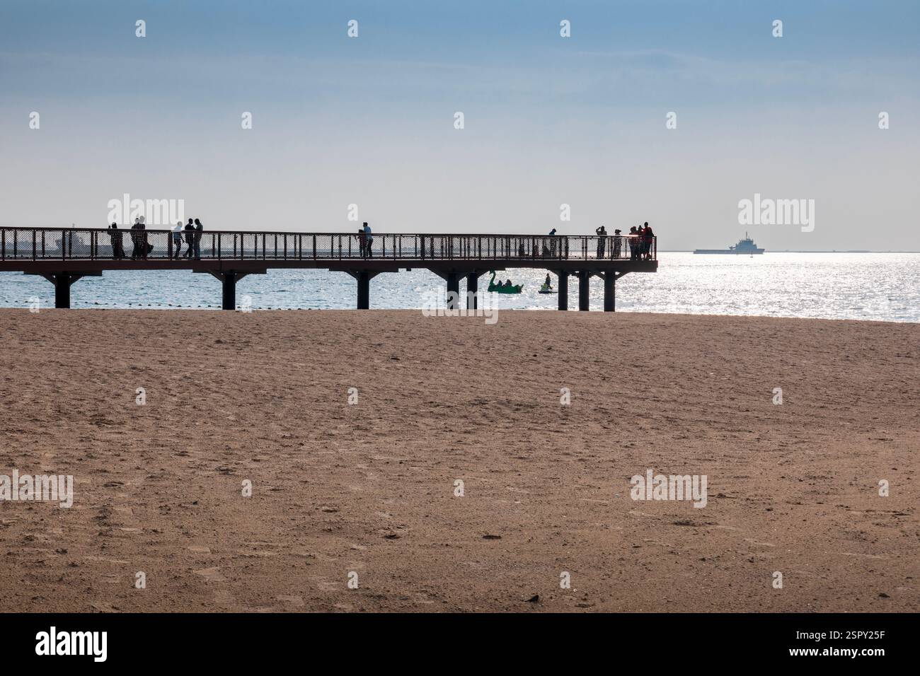 Aussichtspunkt, Wanderbrücke am Hudayriyat Strand in Abu Dhabi Stockfoto