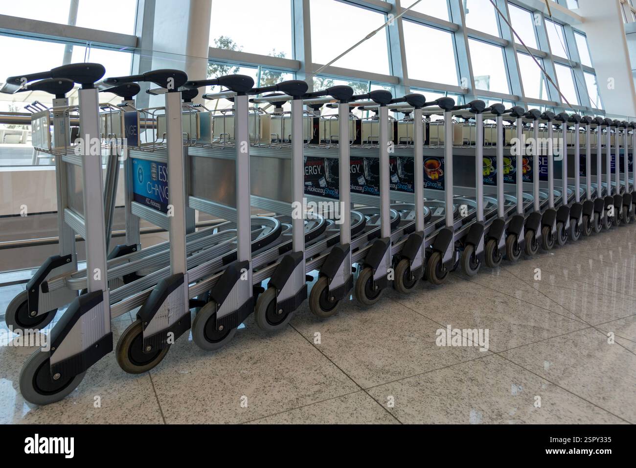 Gepäckwagen am Flughafen Abu Dhabi Stockfoto