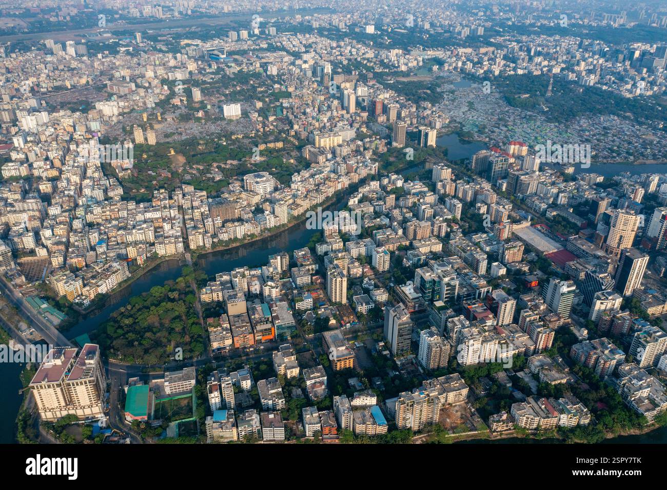 Ein Blick aus der Vogelperspektive auf Dhakas Gulshan-Gebiet, der den Kontrast zwischen dem gehobenen Viertel Korail Slum und dem ruhigen Gulshan Lake zeigt. Dhaka, Ban Stockfoto