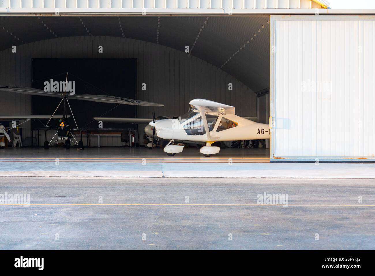 Kleiner leichter Hubschrauber Auto Gyro in gelber Farbe auf dem Boden. Superleichter Gyro für zwei Personen. Stockfoto