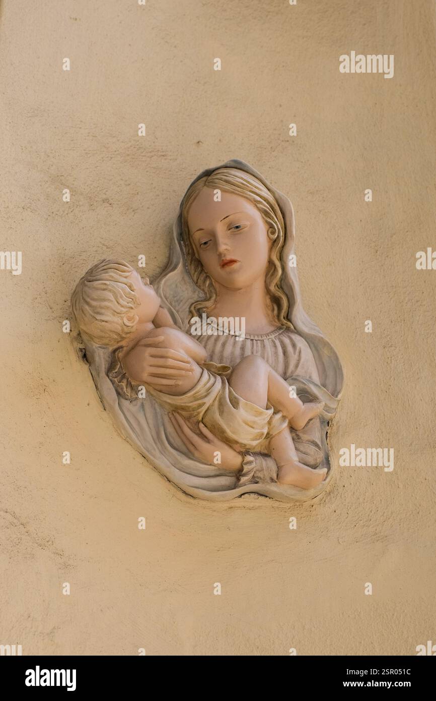 Skulptur an einer maltesischen Hauswand: Maria mit dem Jesuskind Stockfoto