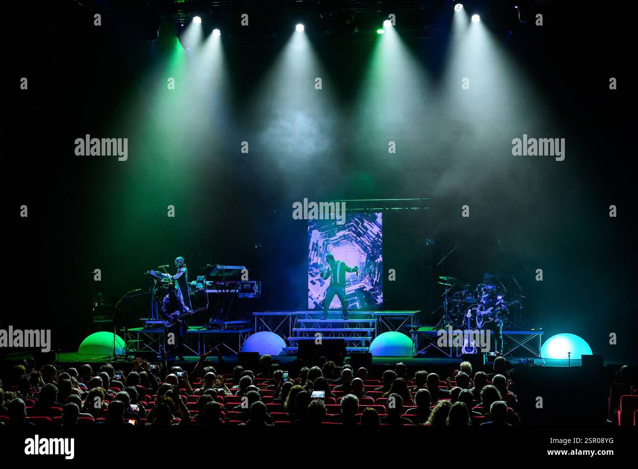 Die Rockets treten live auf der Bühne während der Final Frontier Tour 2025 im Auditorium Parco della Musica auf. Stockfoto