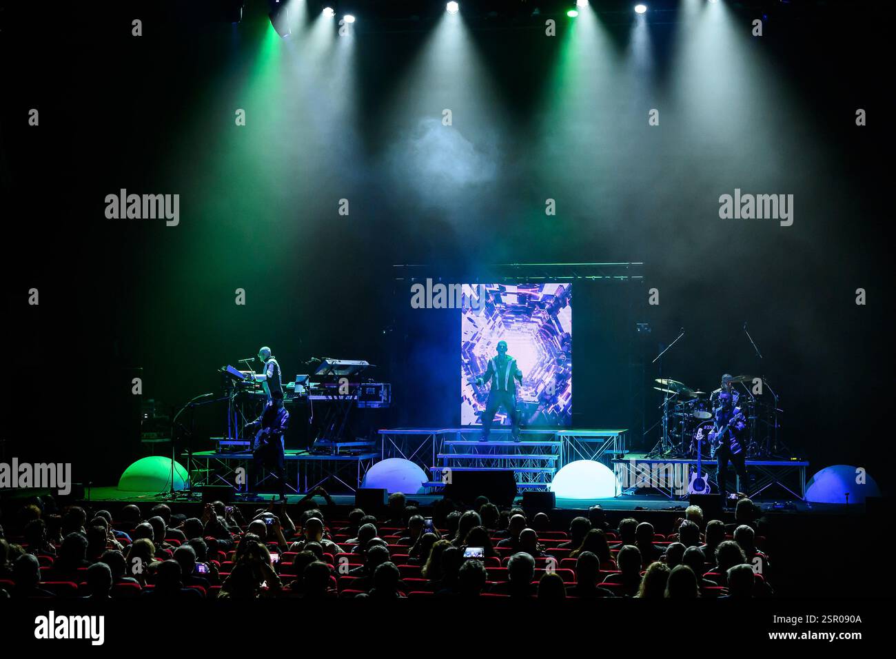 Die Rockets treten live auf der Bühne während der Final Frontier Tour 2025 im Auditorium Parco della Musica auf. Stockfoto