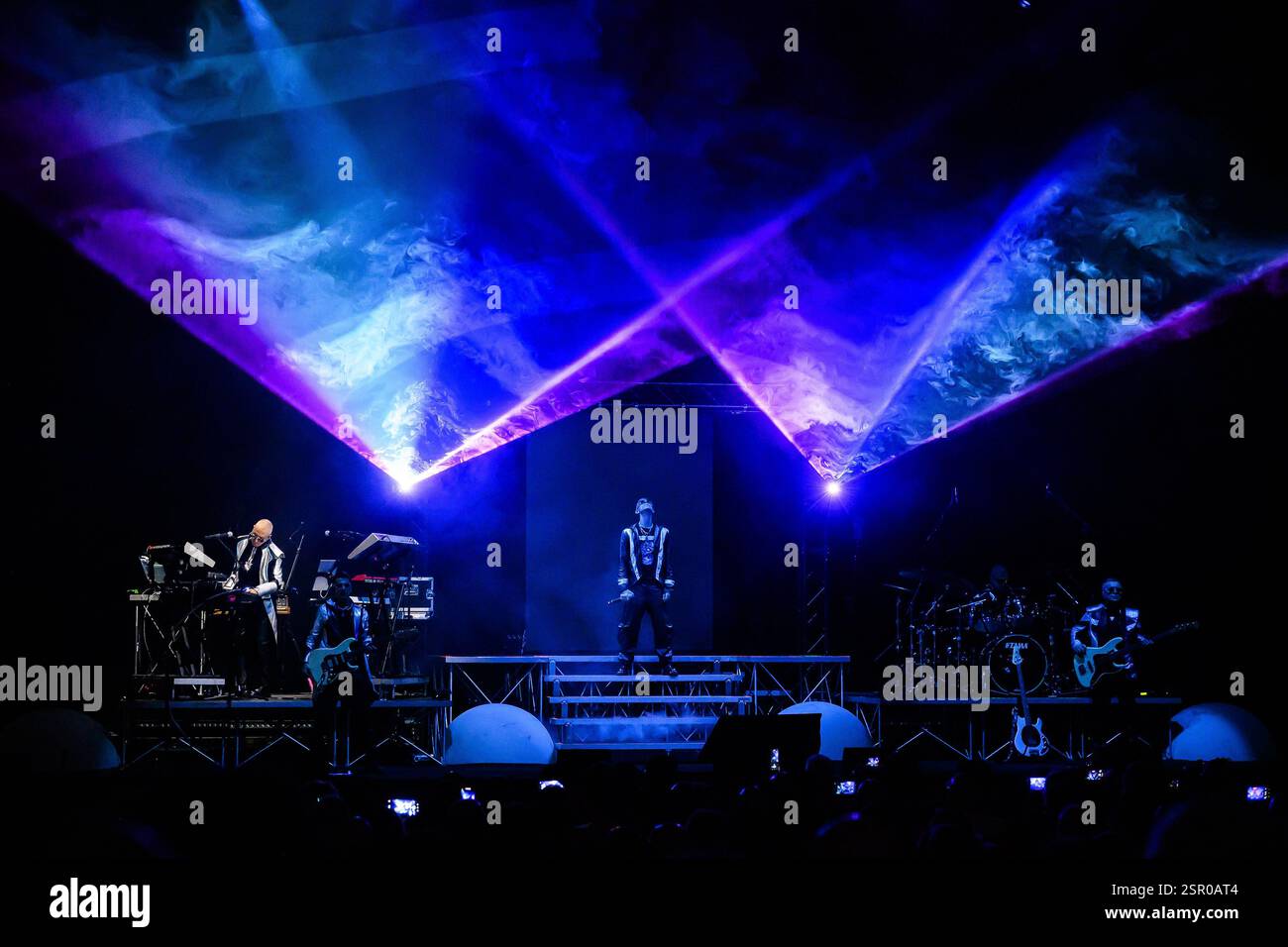 Die Rockets treten live auf der Bühne während der Final Frontier Tour 2025 im Auditorium Parco della Musica auf. Stockfoto