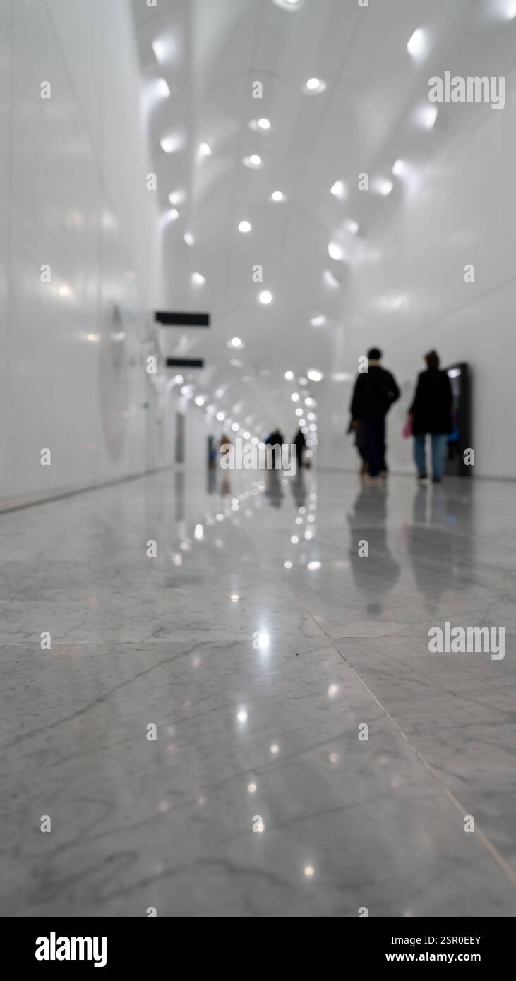 Der elegante Korridor bietet modernes Design und sanfte Beleuchtung im öffentlichen Raum Stockfoto