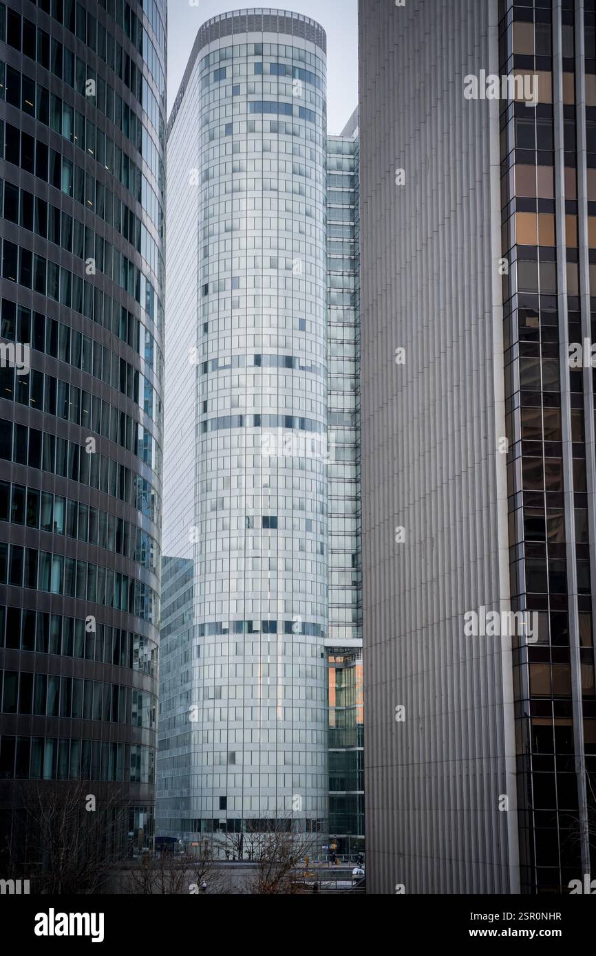 Moderne Architektur zeigt Glastürme zwischen aufragenden Gebäuden Stockfoto