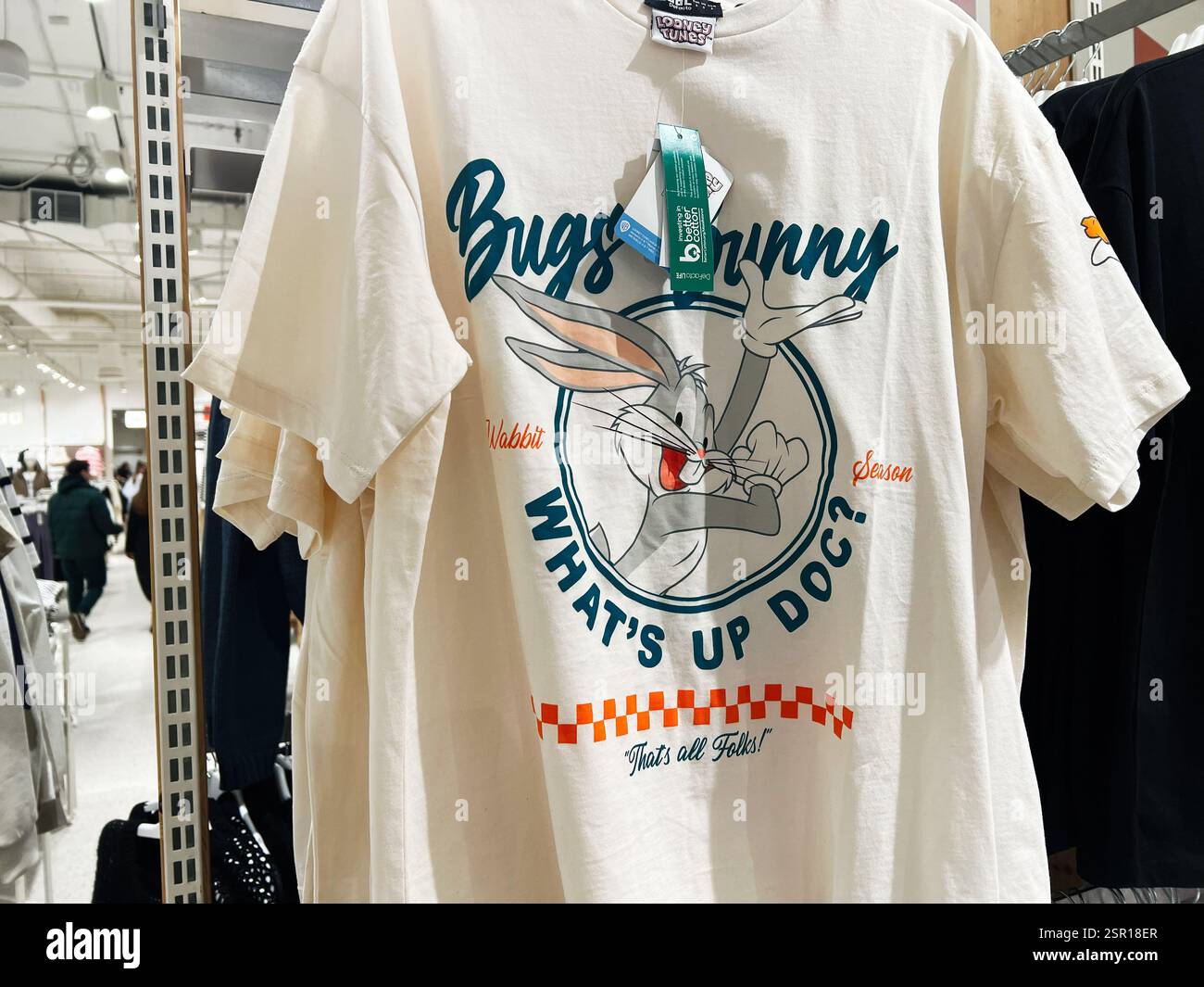 Lviv, Ukraine - 13. Februar 2025: Niedliches Bugs Bunny T-Shirt mit Looney-Melodien, das in einem Geschäft hängt Stockfoto