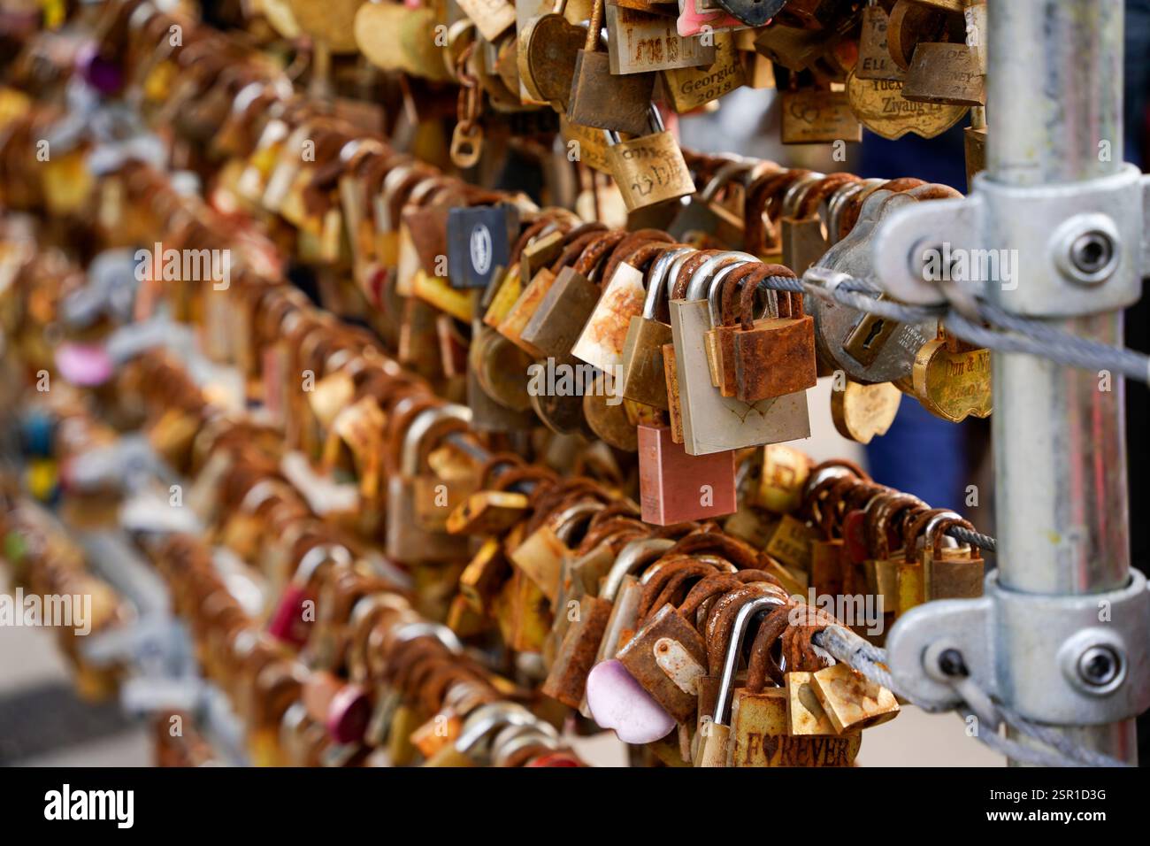 Gerettete Liebesschlösser in Thornbridge Hall Derbyshire, 14. Februar 2025 Stockfoto