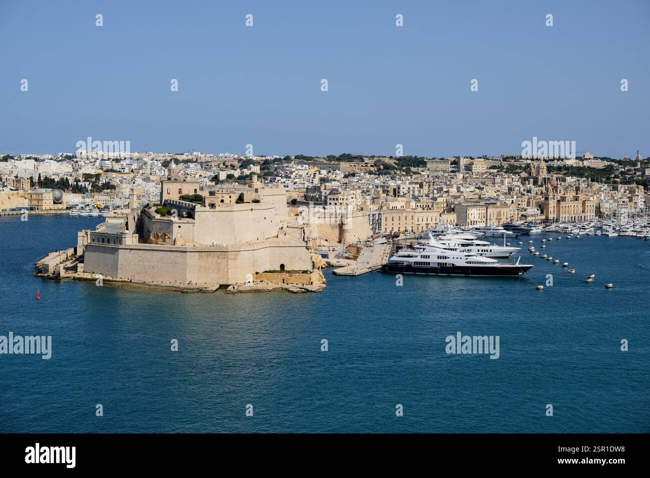 Panoramablick auf die Baumkronen, Fort St. Elmo und Fort St. Angelo von den Upper Barrakka Gardens. Grand Harbor. Valletta. Malta. Stockfoto
