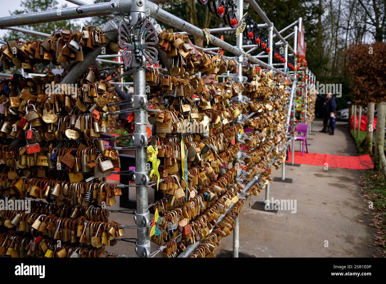 Gerettete Liebesschlösser in Thornbridge Hall Derbyshire, 14. Februar 2025 Stockfoto